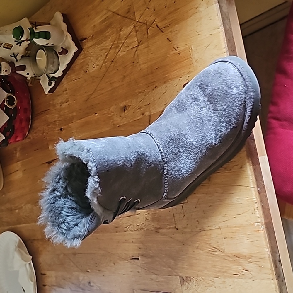 UGG Boots - Picture 3 of 4